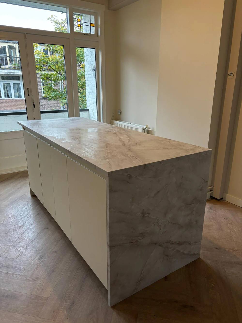 Keuken met achterwand en aanrechtblad in Onyx Gold