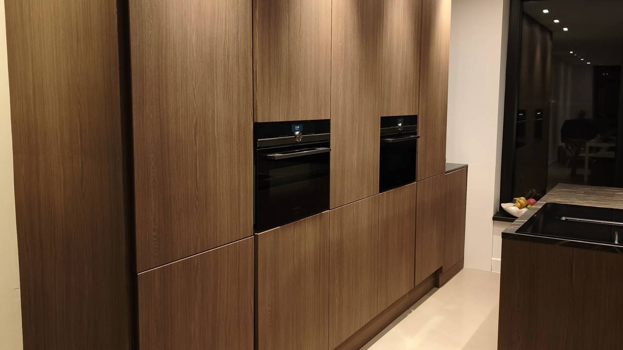 Hoge kastenwand gewrapt in de warme houtlook Ash Coffee CG5514