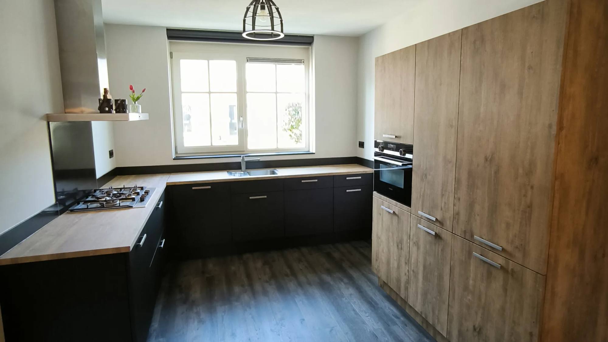Keuken met hoge kasten in Modern Oak en onderkasten in mat zwart