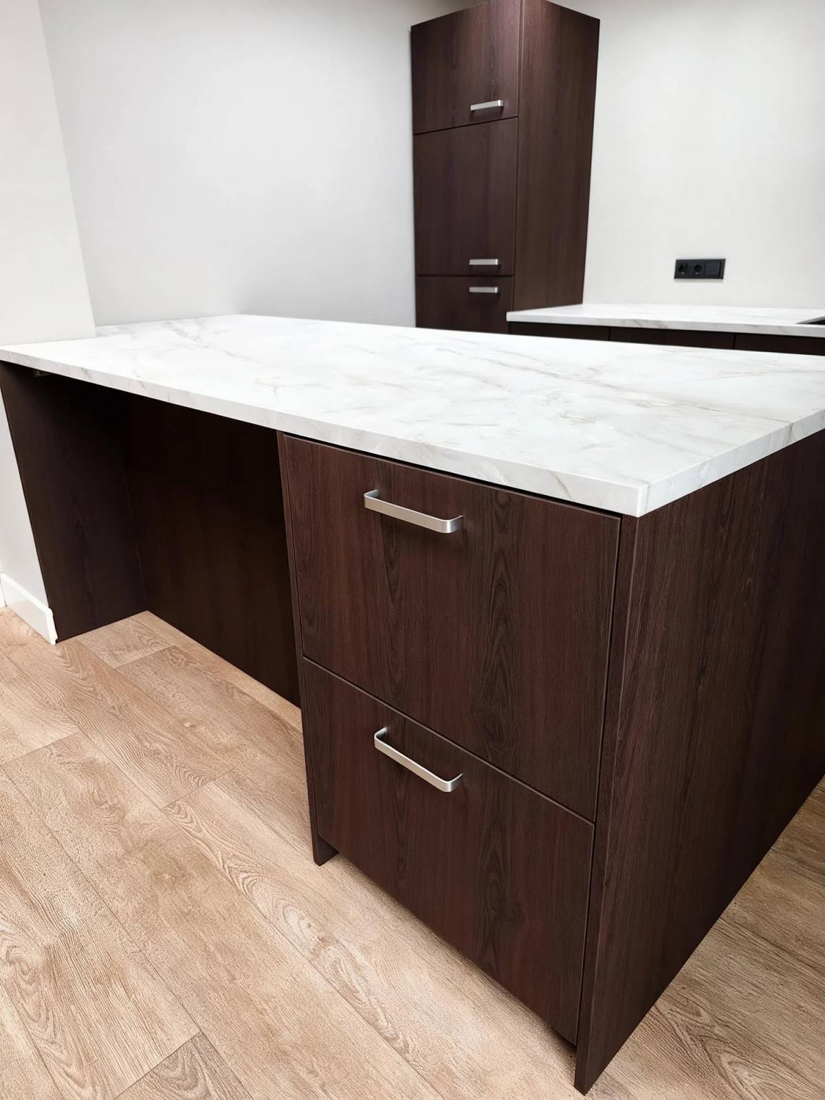 Keuken na het wrappen: frontjes in Chocolate Ash, blad in Onyx Gold