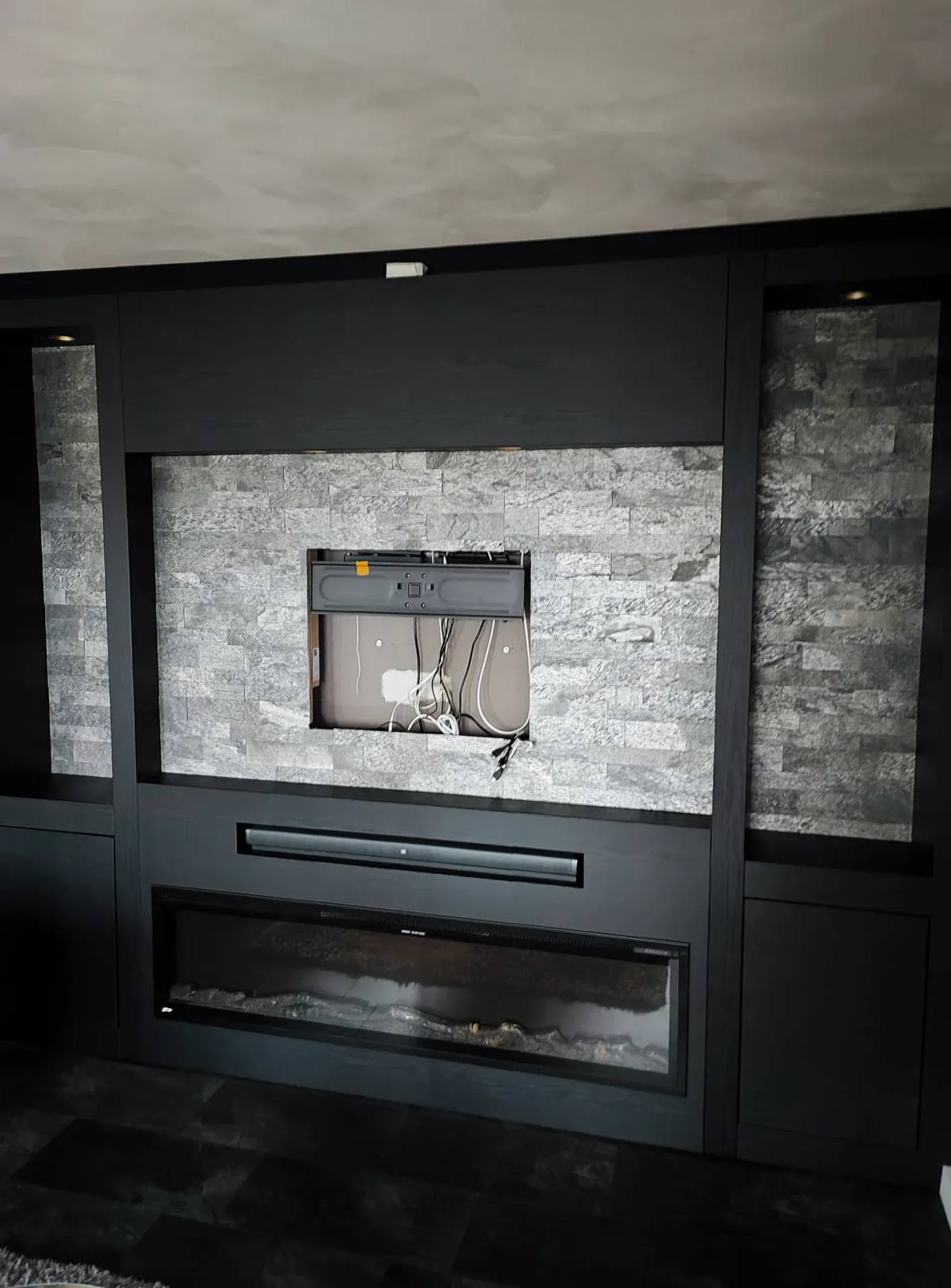 Tv-wand na het wrappen in Black Wood