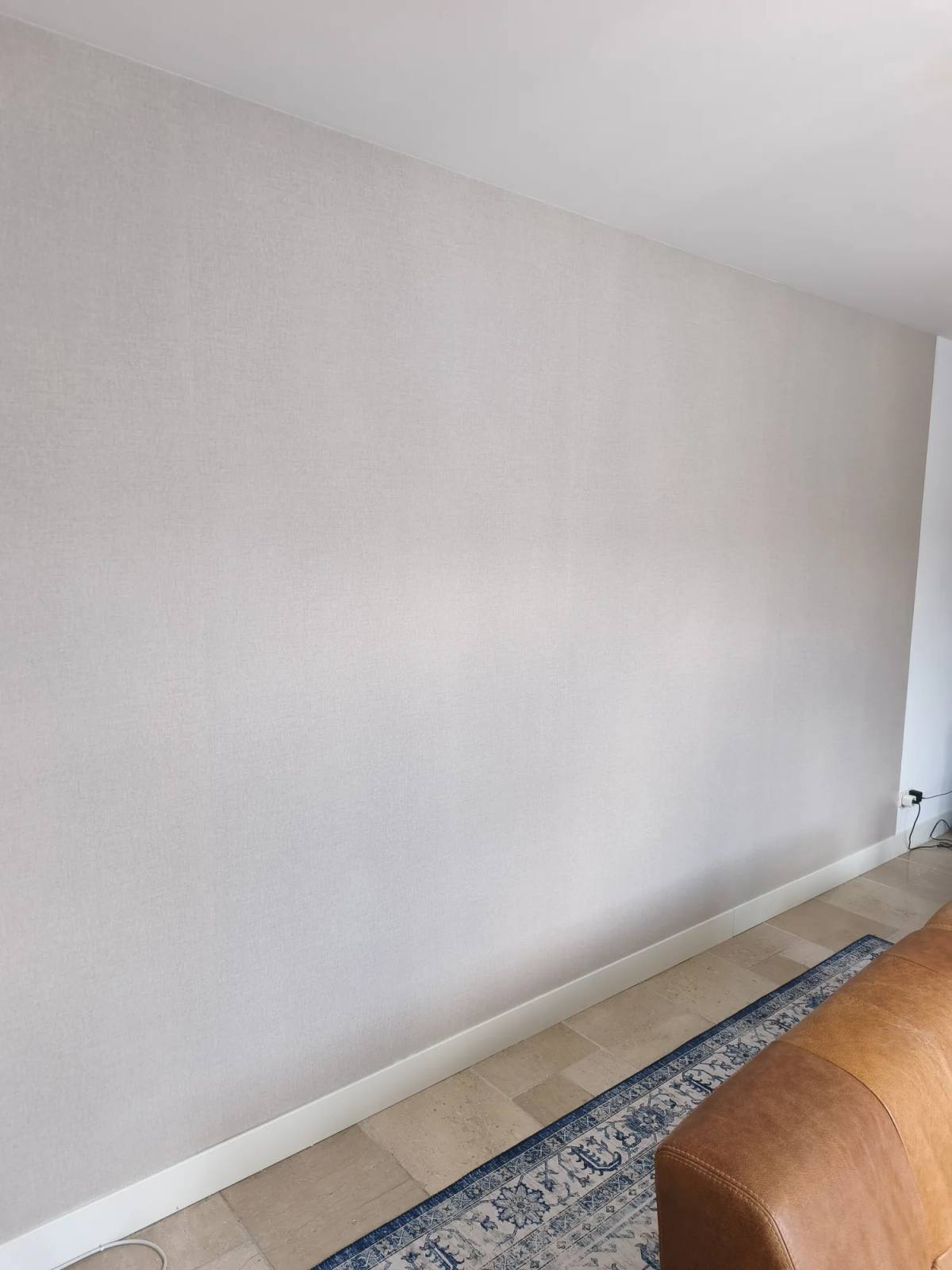 Woonkamerwand gewrapt met een beige stofstructuur