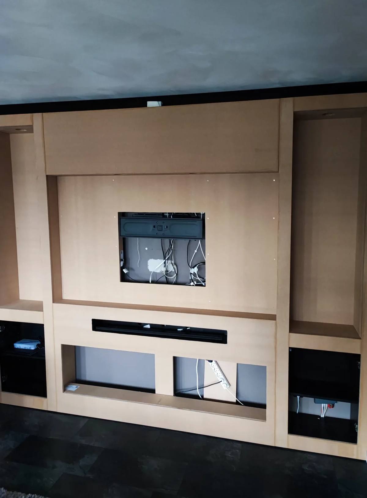 Dezelfde tv-wand voor het wrappen