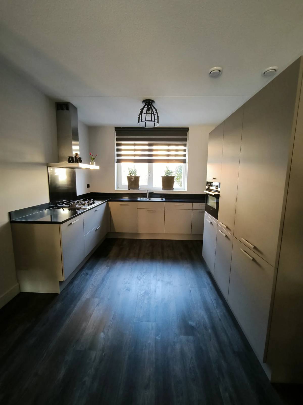 Keuken in Modern Oak en mat zwart: zo zag het er eerst uit