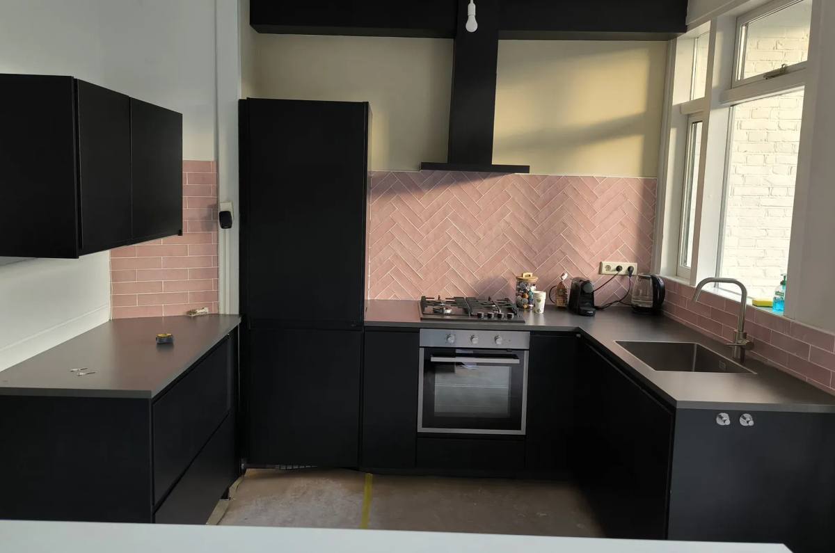 Dezelfde keuken met de oude tegelwand
