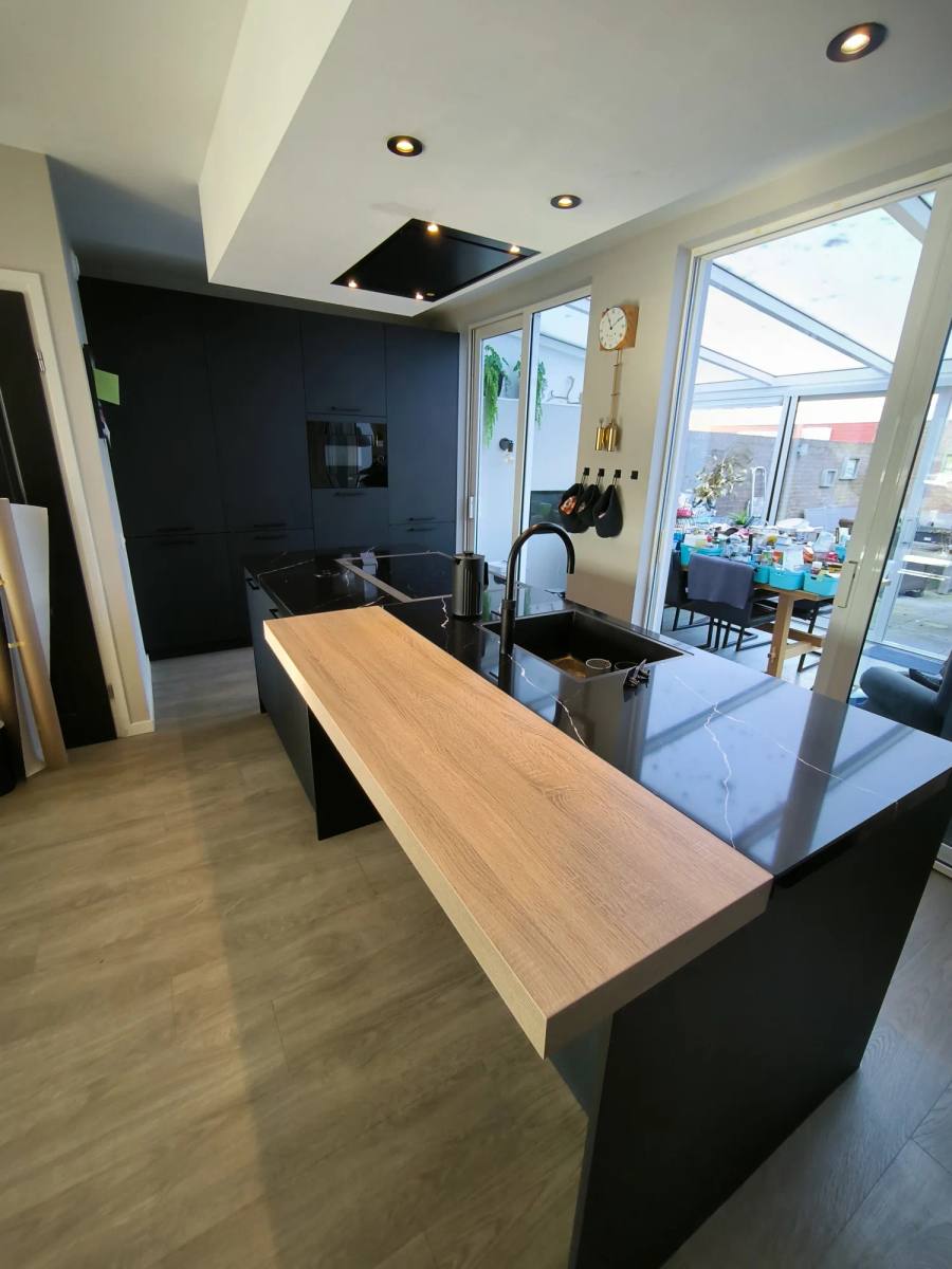Keuken met frontjes in mat zwart