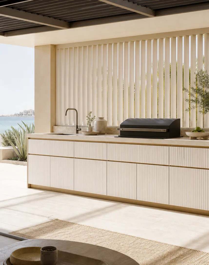 Suite de cocina exterior Horizon con panel de pantalla costera y muro de preparación perspectiva interior