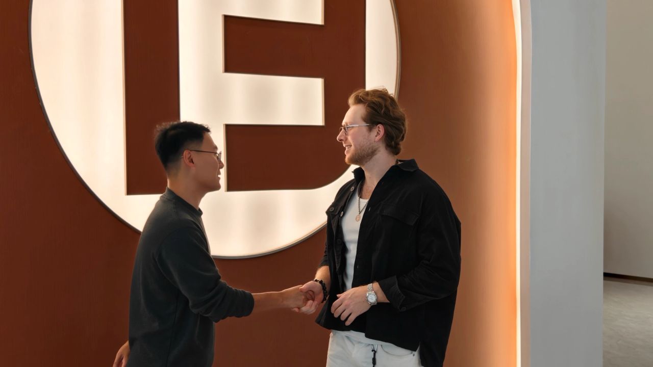 Partner greeting moment in the Fadior headquarters environment