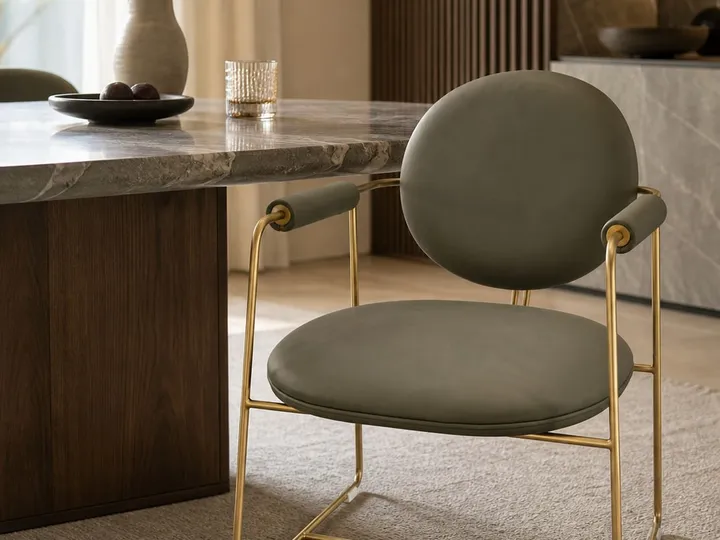 Silla de comedor de acero inoxidable con acabado en latón