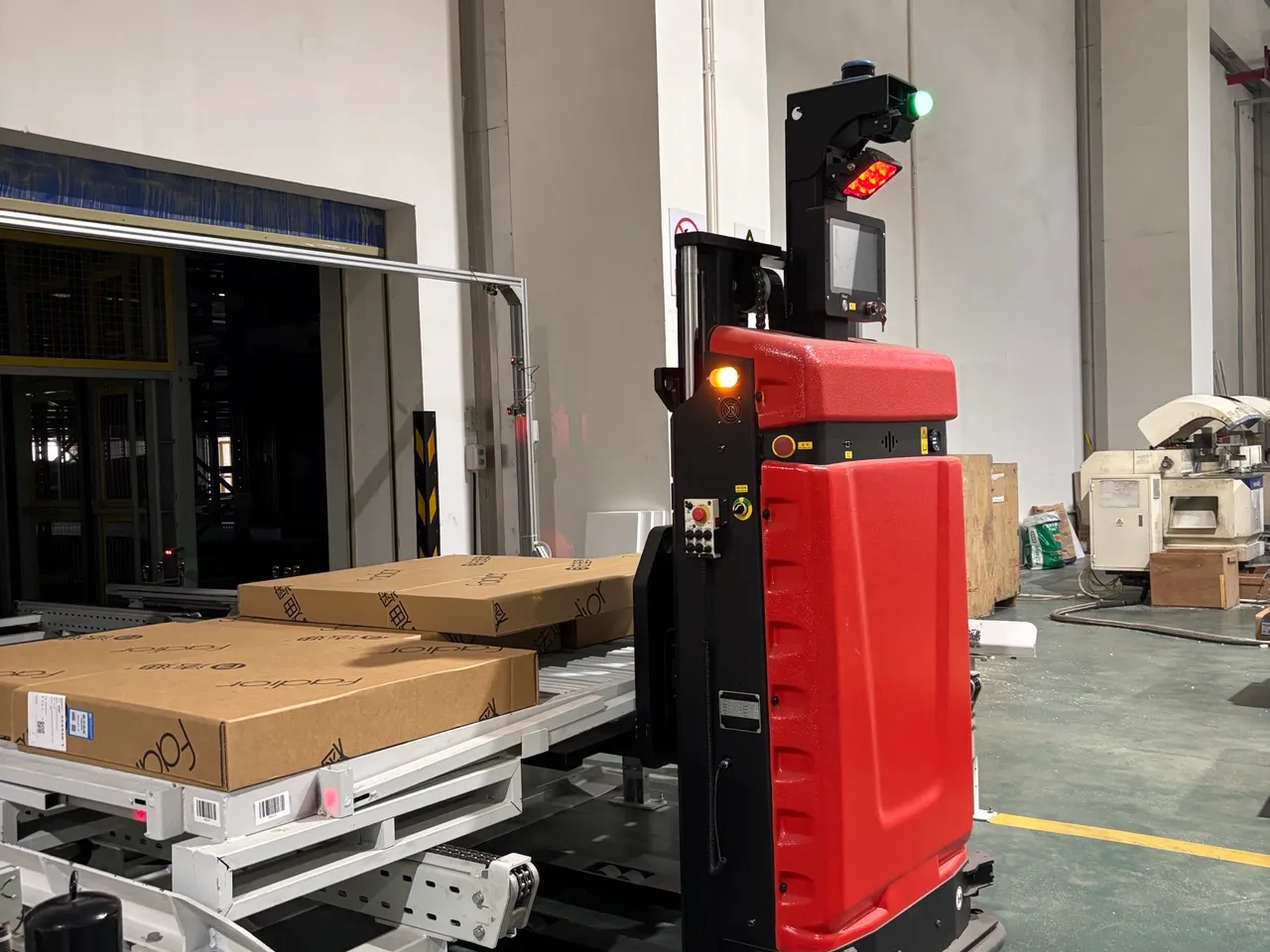 Every component is digitally tracked from sheet to shipment. — editorial de Fadior sobre mobiliario en acero inoxidable 304