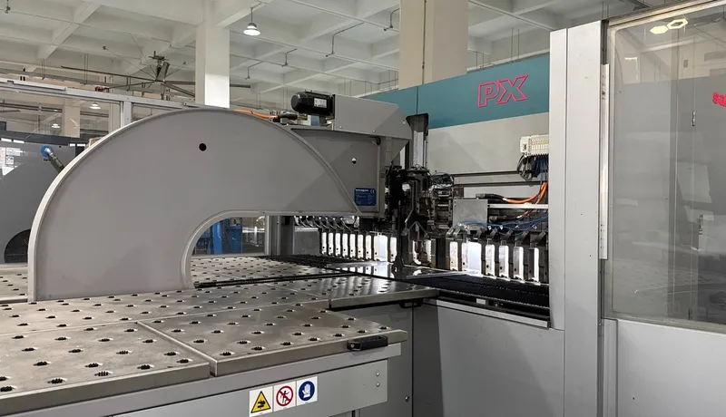Salvagnini automated bending center on the Fadior production floor — editorial de Fadior sobre mobiliario en acero inoxidable 304