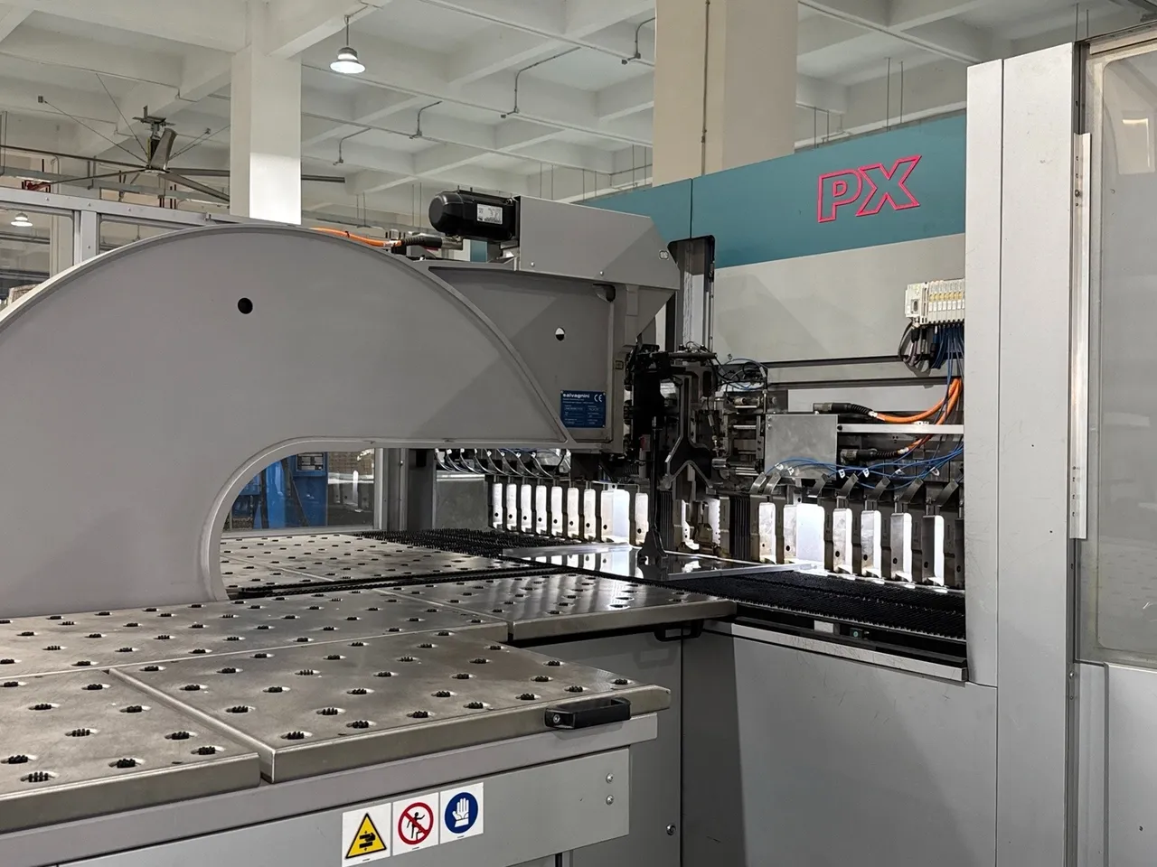 Salvagnini automated bending center on the Fadior production floor — editorial de Fadior sobre mobiliario en acero inoxidable 304