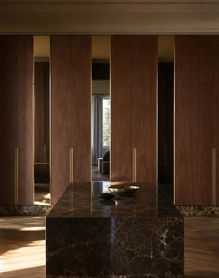 Suite de Armario Voyage con Pasillo de Vestidor Iluminado con Espejos perspectiva interior