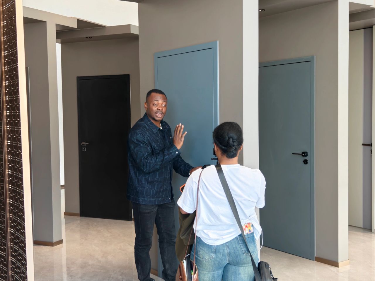 Showroom explanation taking place during a guided visit