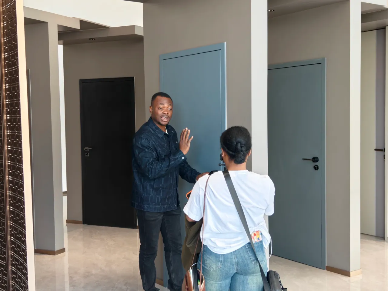 Showroom explanation taking place during a guided visit