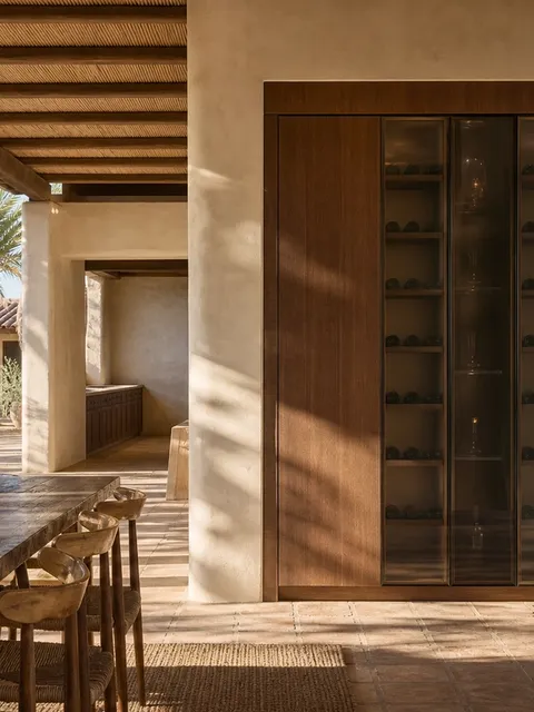 Conjunto de Armario de Vinos Grotto con Columna Vertebral de Decantación en Vidrio Sombreado