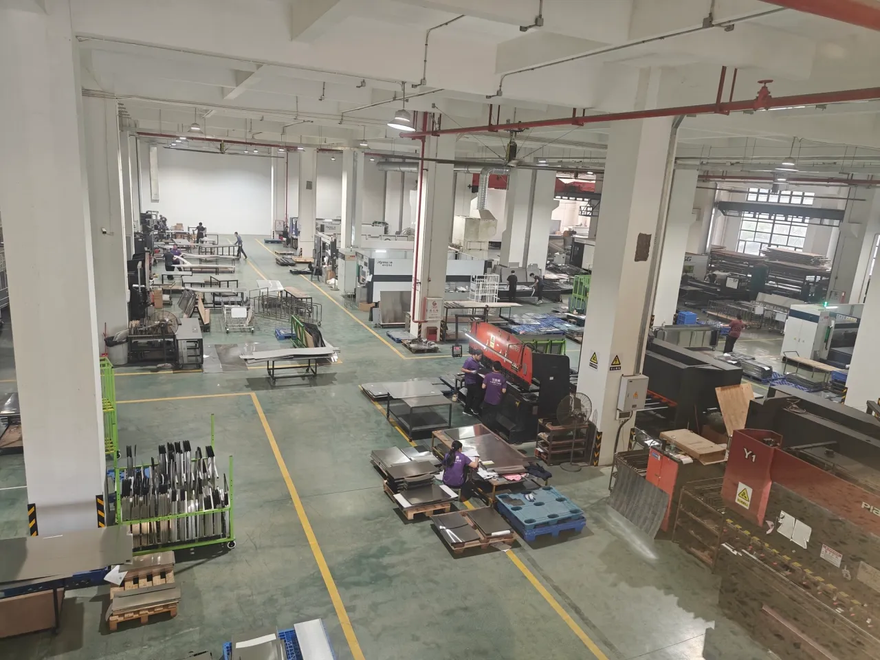 Wide production-floor overview showing multiple fabrication zones — editorial de Fadior sobre mobiliario en acero inoxidable 304