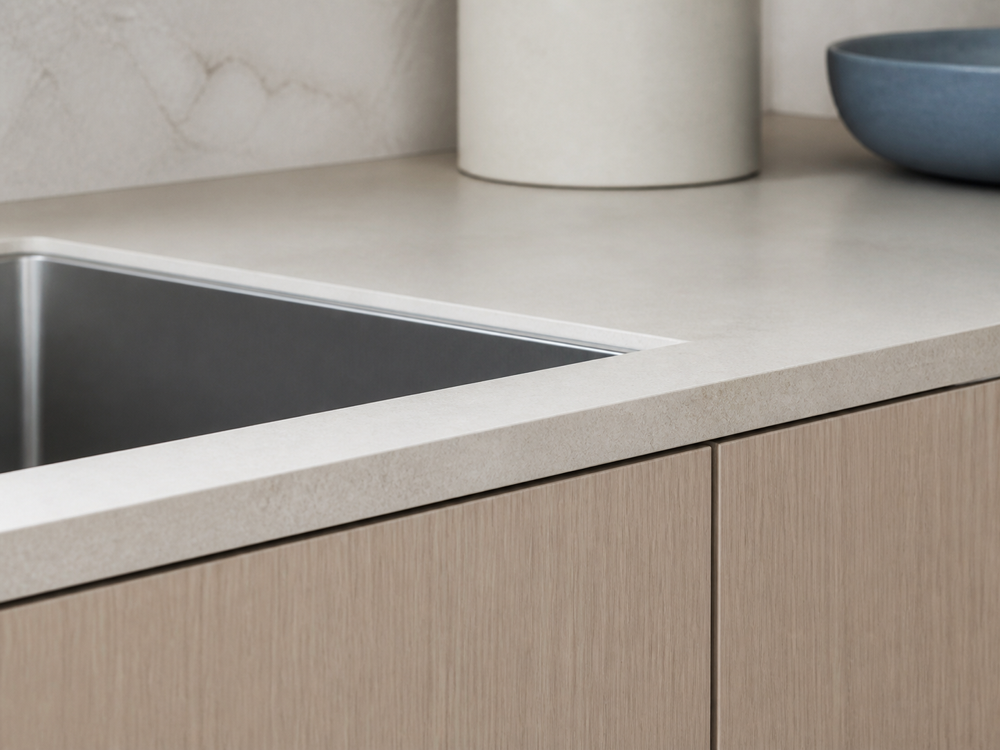 Fadior Forge Sink Specification Compass — close-up of stainless steel finish and hardware detail