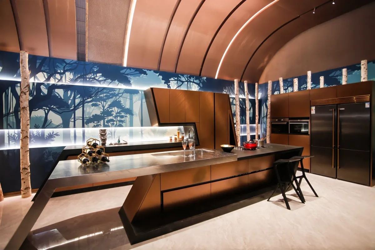 Vista amplia del showroom con la composición integral Fadior