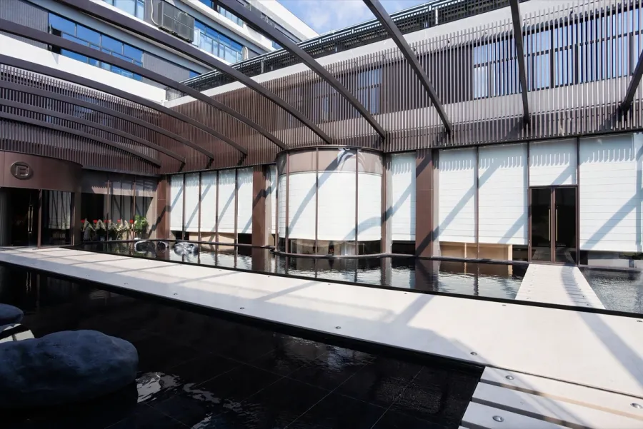 Escena abierta del showroom Fadior con cocina y ambiente hospitality