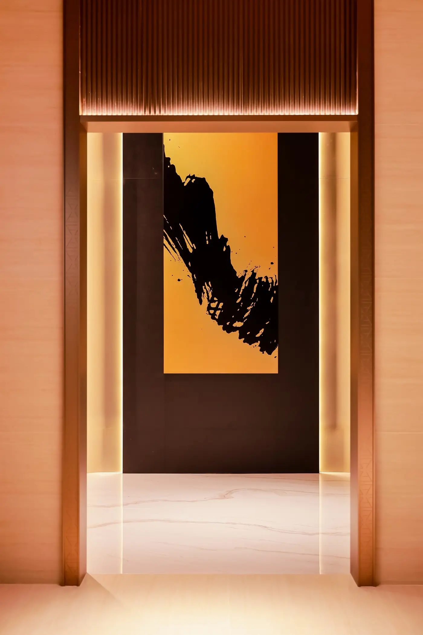 Escena amplia del showroom Fadior con mobiliario integral como composición residencial