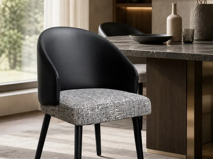 Silla de comedor de madera ahumada con respaldo envolvente