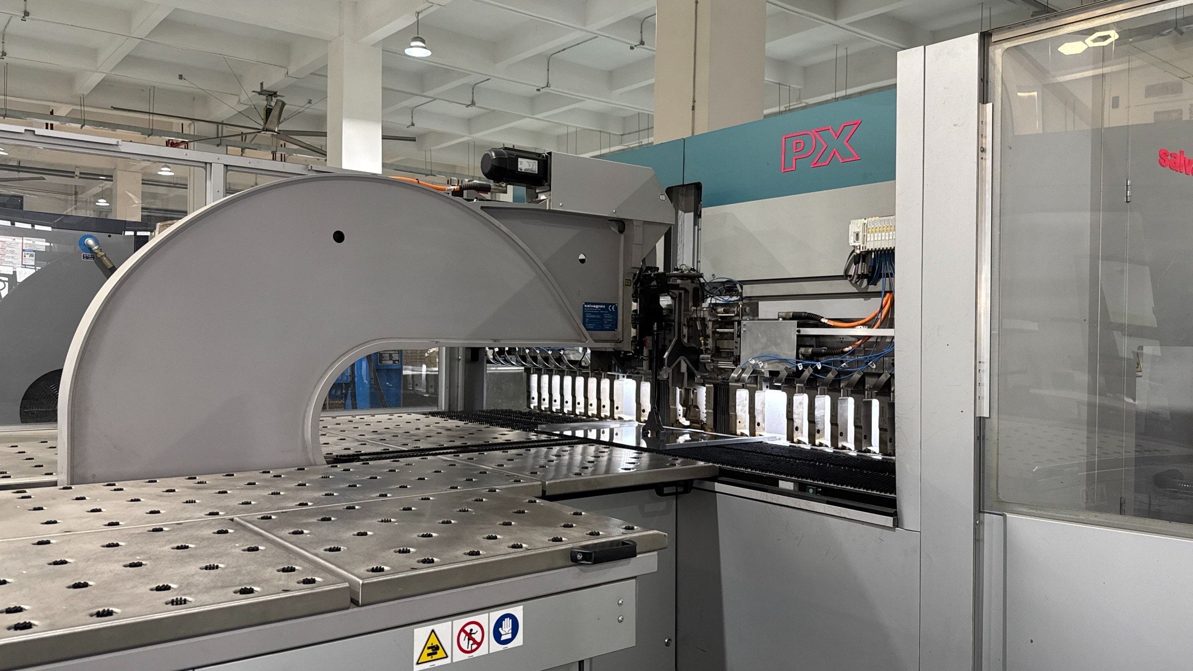 Piso de producción Salvagnini con equipo de conformado de precisión italiano