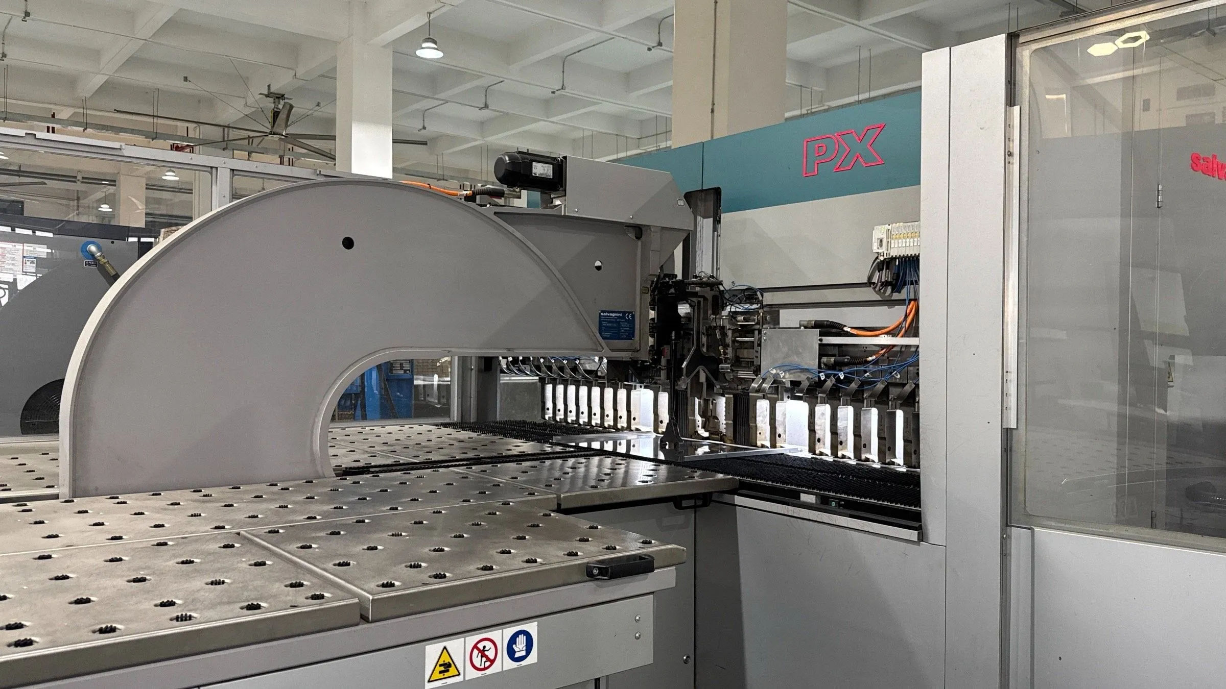 Piso de producción Salvagnini con equipo de conformado de precisión italiano