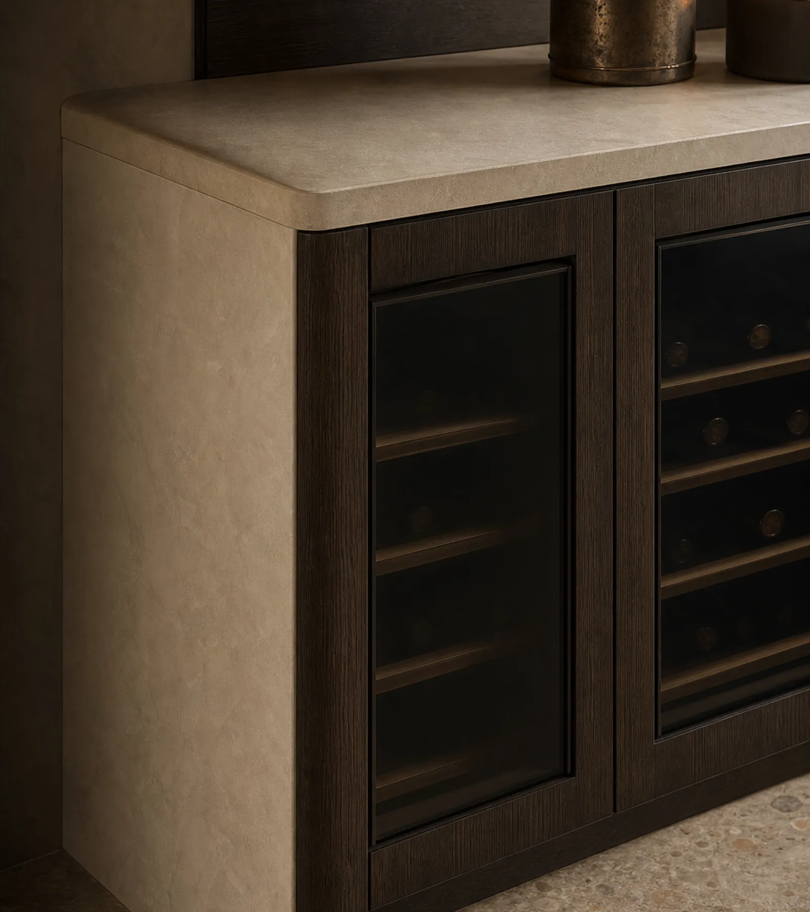 Suite de Armario de Vinos Cru con Credenza de Cata Silk Honed acabado y detalle