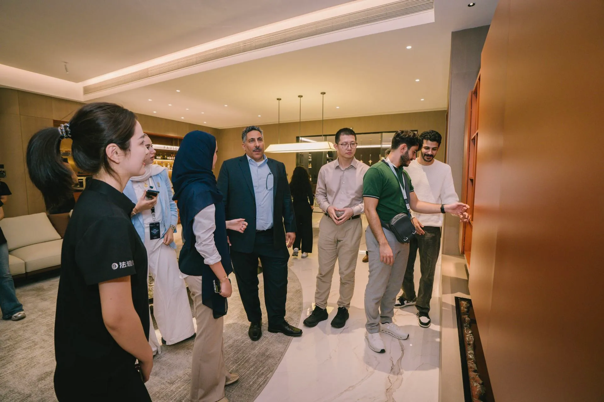 Clientes internacionales visitando la sala de exposición de Fadior en Foshan durante un viaje de abastecimiento