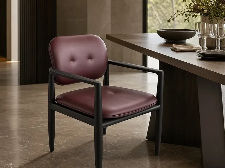 Silla de comedor abotonada con marco de madera