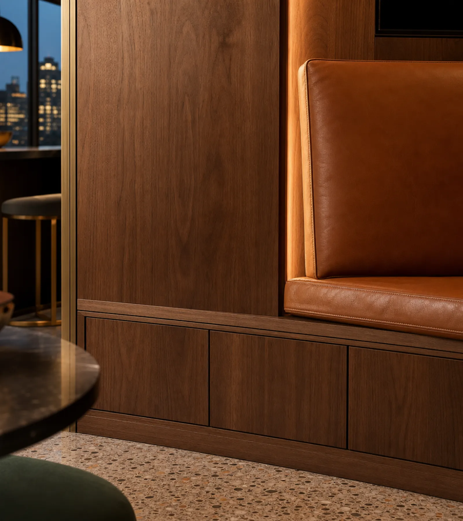 Suite de Sala de Estar Galleria con Repisa de Audio y Banqueta Cognac acabado y detalle