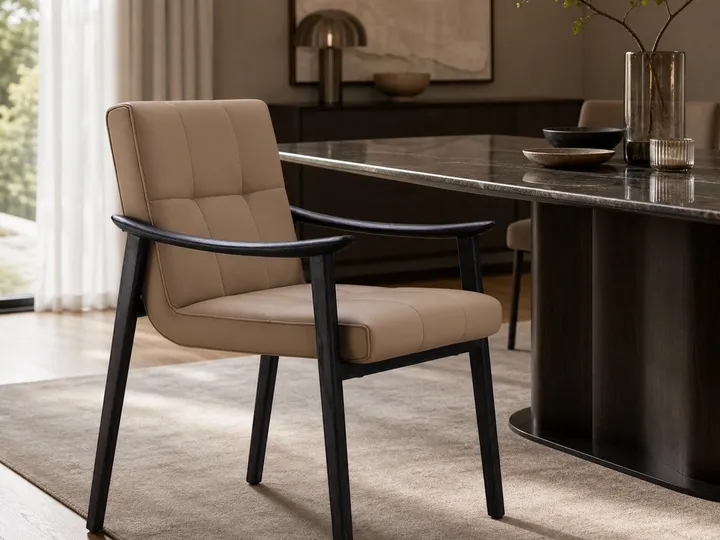 Silla de comedor de madera ahumada con acolchado en cuadrícula