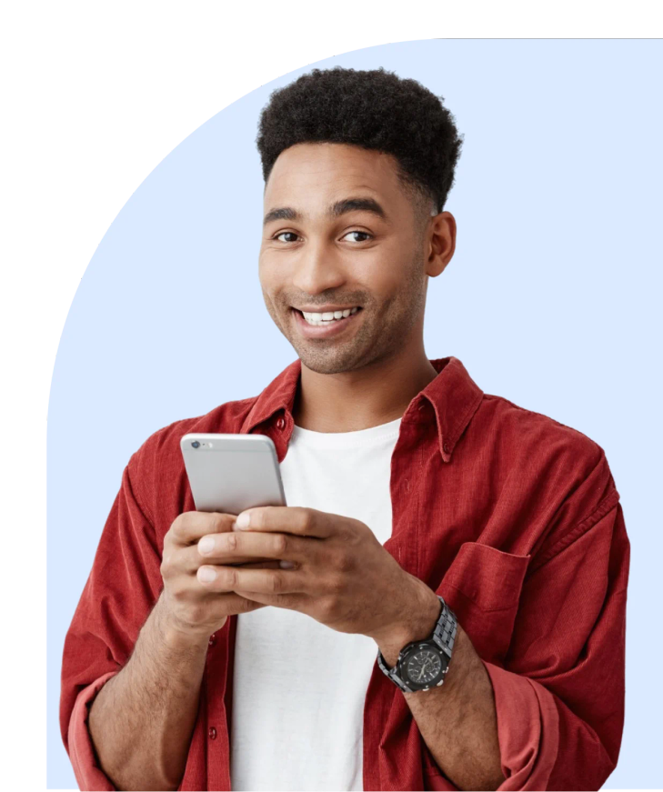 屋外でスマートフォンを持つ人