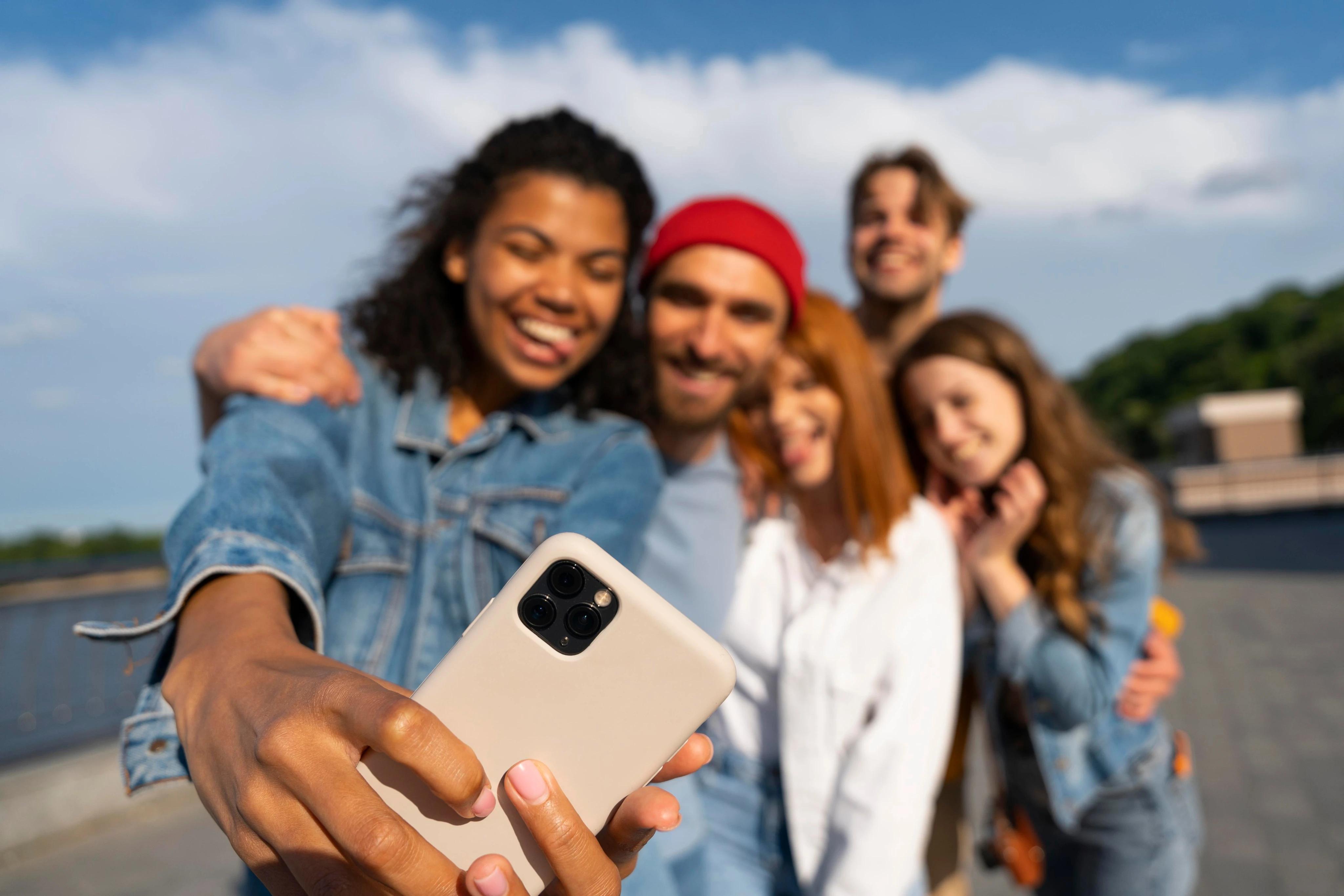 Eine Gruppe von Freunden macht auf Reisen gemeinsam ein Selfie