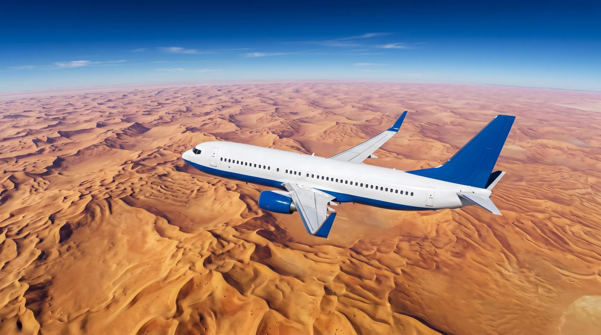 Veduta aerea di un aereo che sorvola le dune del deserto