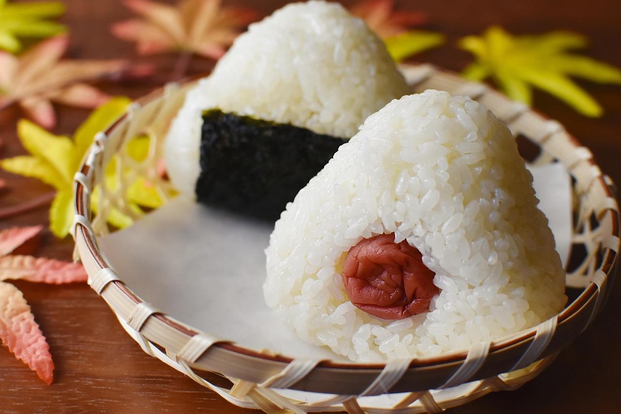Kulinarne przygody w Japonii: potrawy, których trzeba spróbować, i miejsca, gdzie można je znaleźć