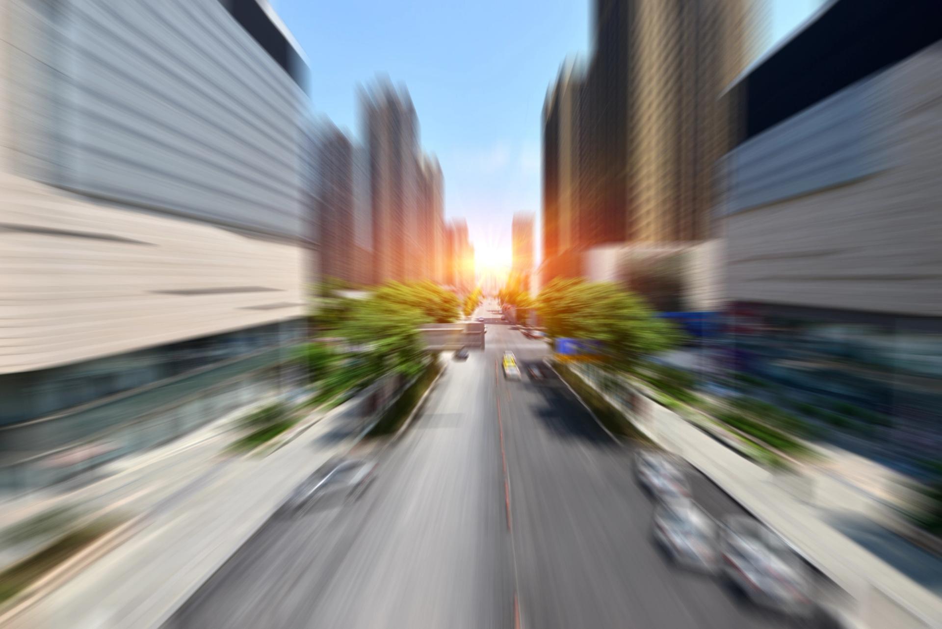 Calle urbana al atardecer con desenfoque de movimiento
