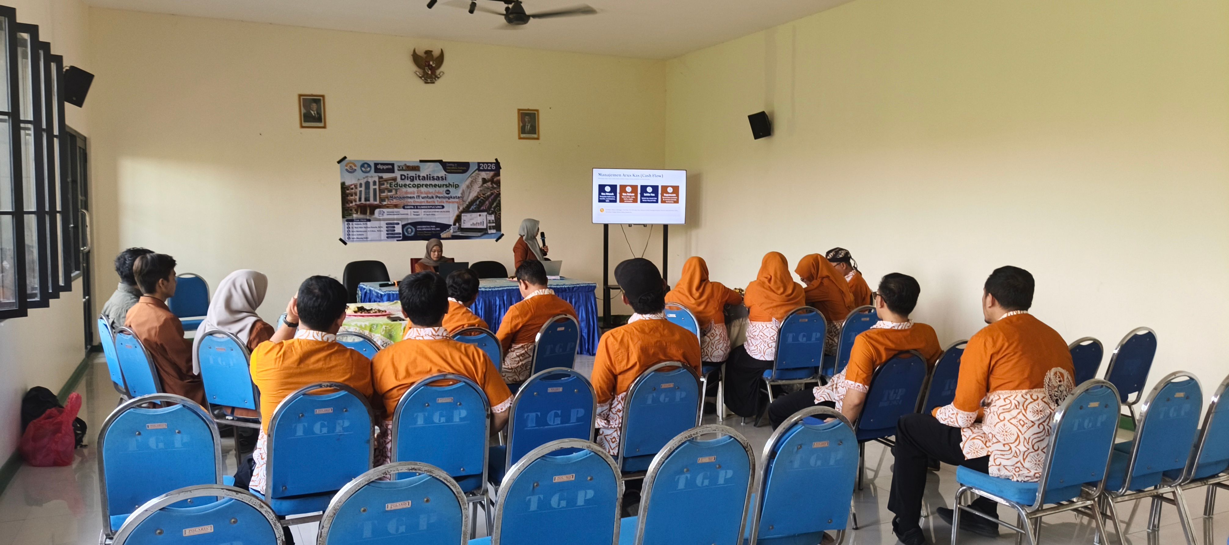 Tim PKM Unikama menyampaikan materi manajemen keuangan dan penerapan IT kepada guru-guru dalam kegiatan pelatihan Digitalisasi Eduecopreneurship.