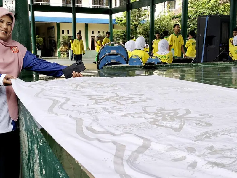 Kain batik dijemur untuk mengeringkan lapisan malam sebelum penyantingan.