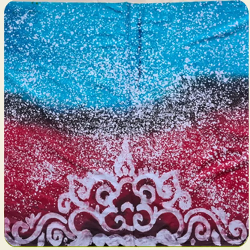 Kain Batik Tulis Malangan gradasi biru-merah dengan motif ukiran sulur putih di bagian tepi.