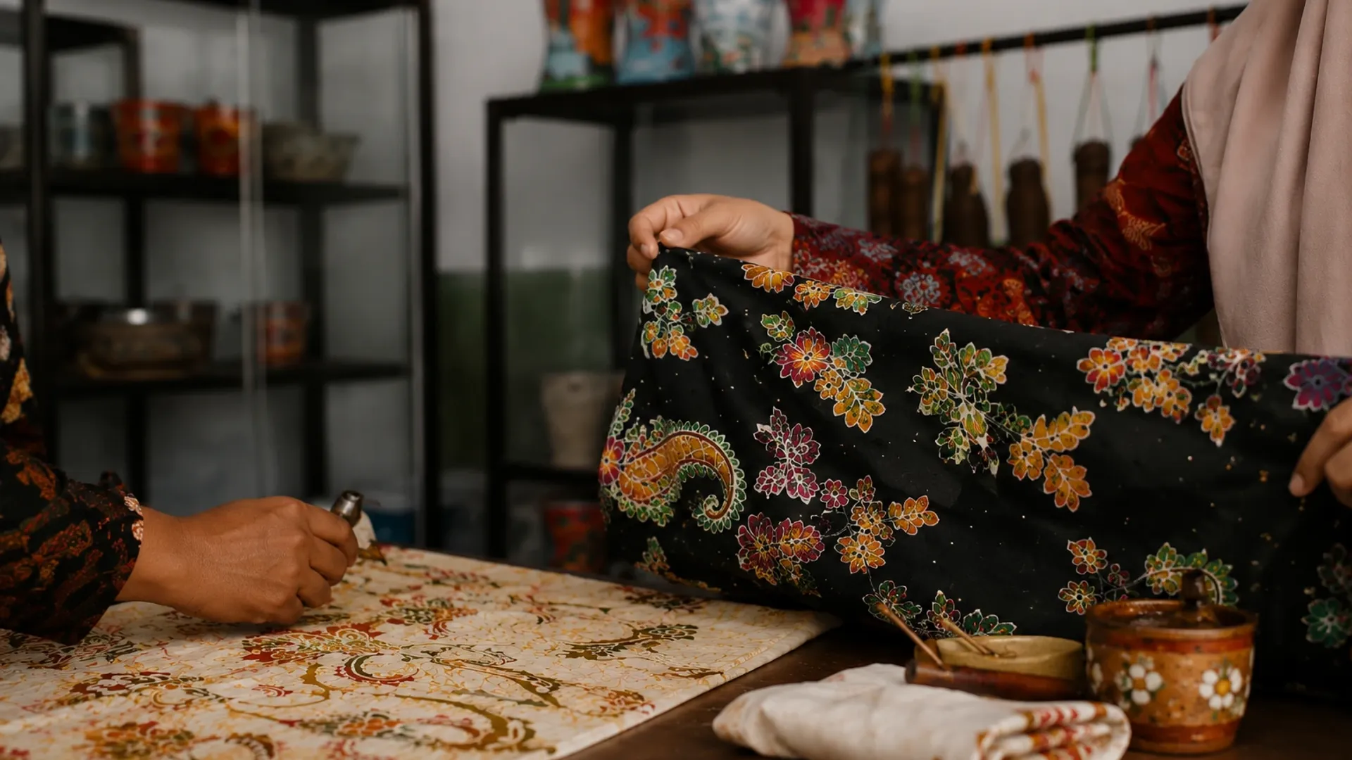 Proses produksi Batik TGP yang menampilkan kain batik tulis bermotif khas sebagai bagian dari pelestarian budaya lokal.