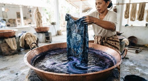 Kain batik diangkat dari bak pencelupan indigo alami
