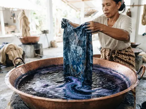 Kain batik diangkat dari bak pencelupan indigo alami