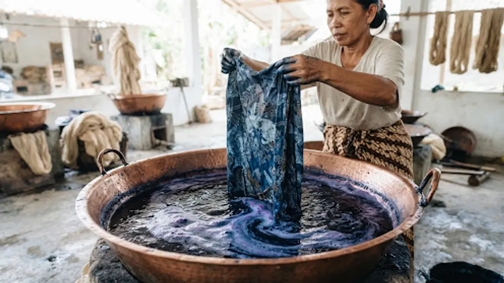 Kain batik diangkat dari bak pencelupan indigo alami