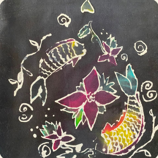 Kain Batik Tulis Malangan motif ikan koi warna-warni dan bunga berlatar hitam.