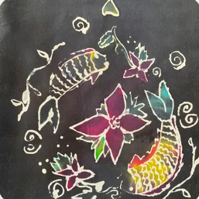 Kain Batik Tulis Malangan motif ikan koi warna-warni dan bunga berlatar hitam.