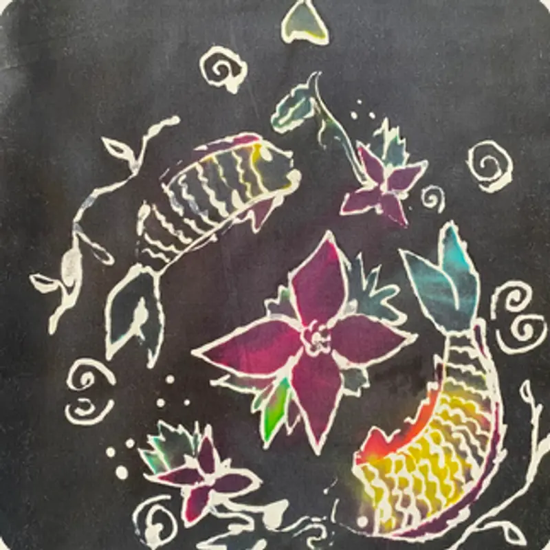 Kain Batik Tulis Malangan motif ikan koi warna-warni dan bunga berlatar hitam.