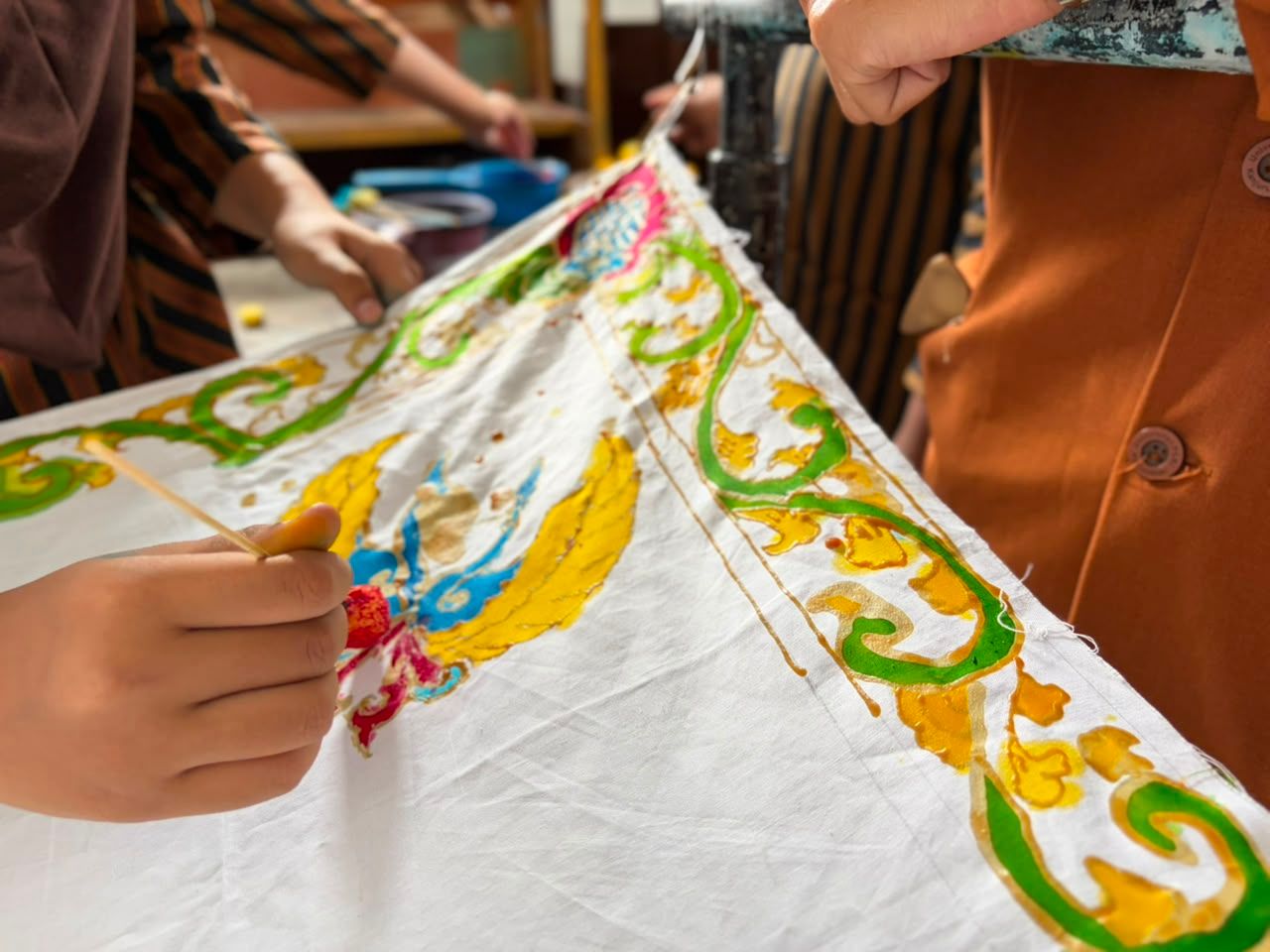 Proses pewarnaan kain Batik TGP sesuai motif yang telah dibuat.