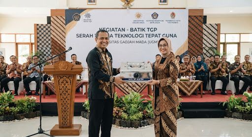 Penyerahan kompor listrik batik kepada perwakilan kelompok perajin